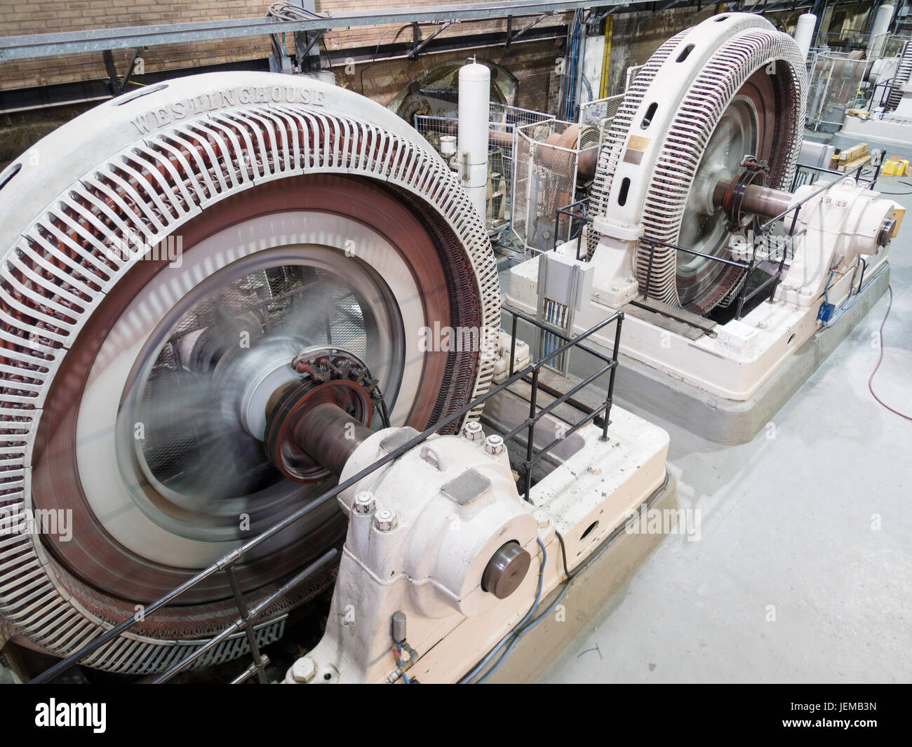 Zwei rotierende elektrische Wasserturbinen: Ein paar kleine alte Westinghouse-Wasser-Turbinen drehen in Nummer 2 Krafthaus am Chadiere nahe der Innenstadt von Ottawa. Stockfoto