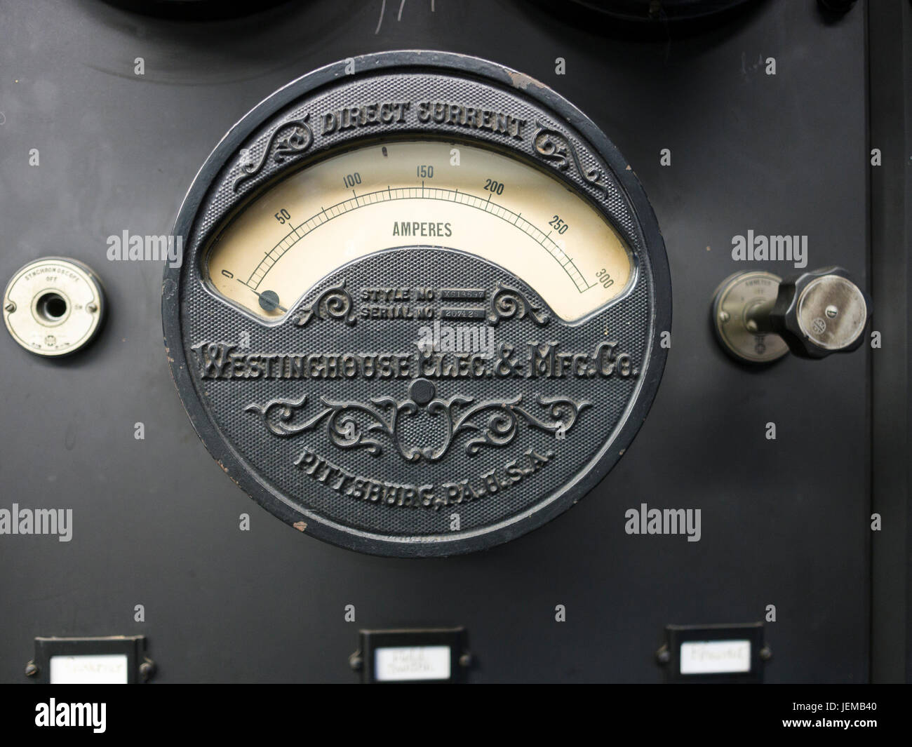 Alten Westinghouse DC Amperemeter: Eine alte Westinghouse Gleichstrom Amperemeter misst die Amps in einem alten Kraftwerk auf dem Ottawa River. Stockfoto