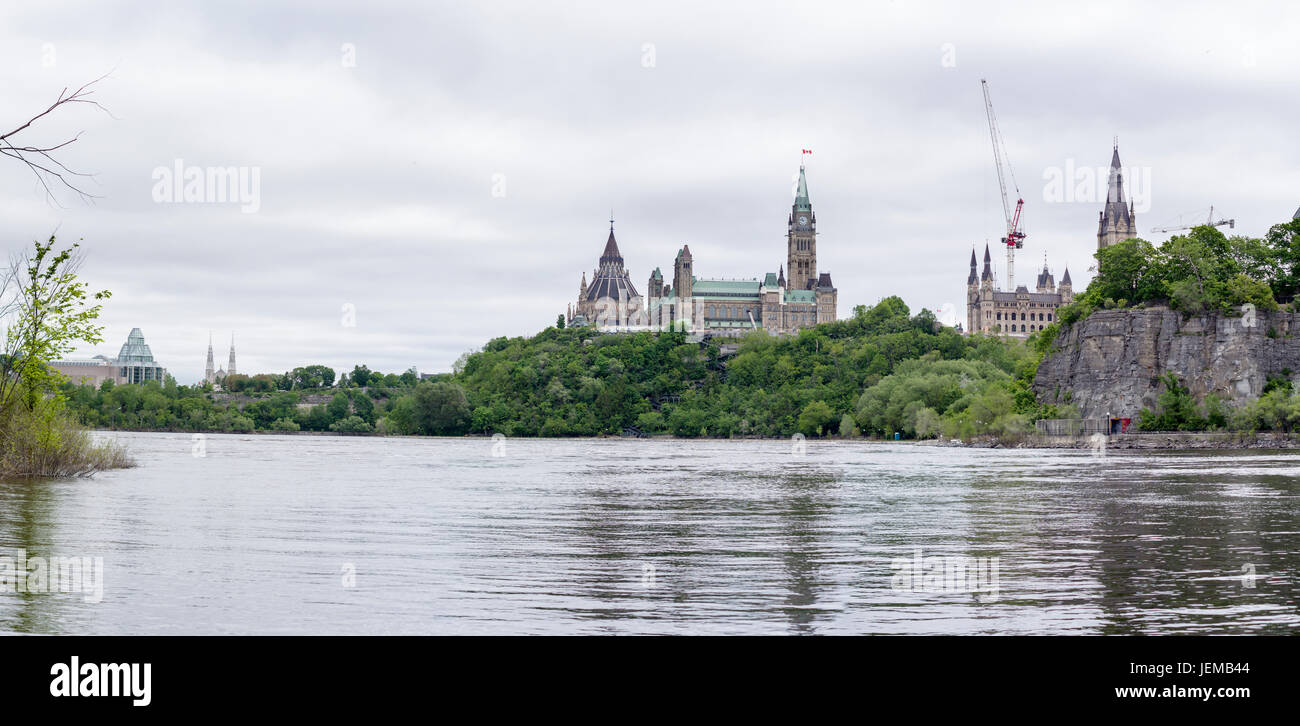 Parlament und die Kunstgalerie von Victoria Insel: ein Blick auf zentrale Ottawa von einer vorgelagerten Insel mitten im Ottawa River. Stockfoto