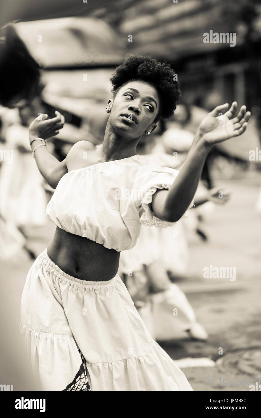 Tänzer in Karibik-Parade in Saint Catherine Street in Montreal Kanada Stockfoto