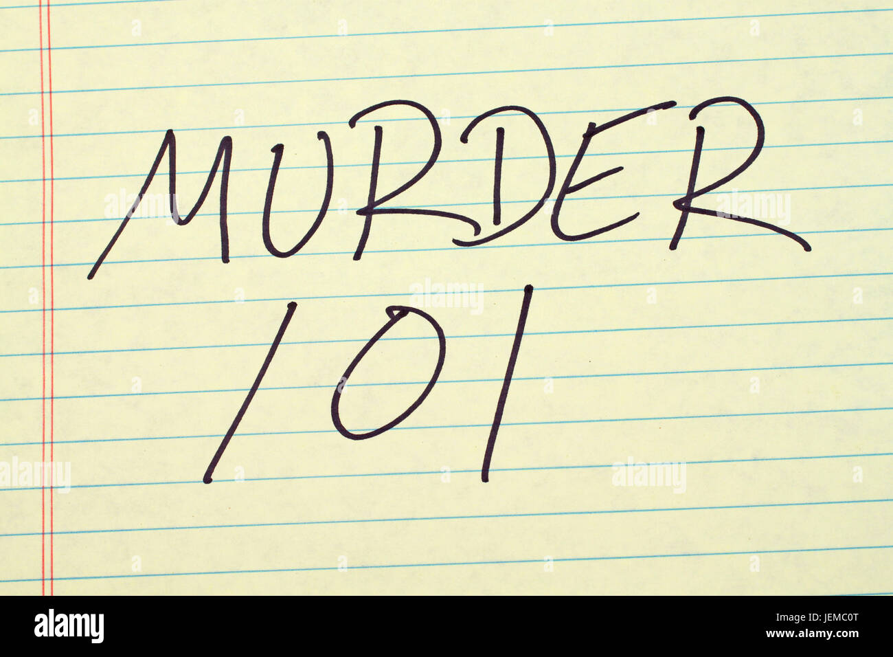 Die Worte "Mord 101" auf einem gelben Notizblock Stockfoto