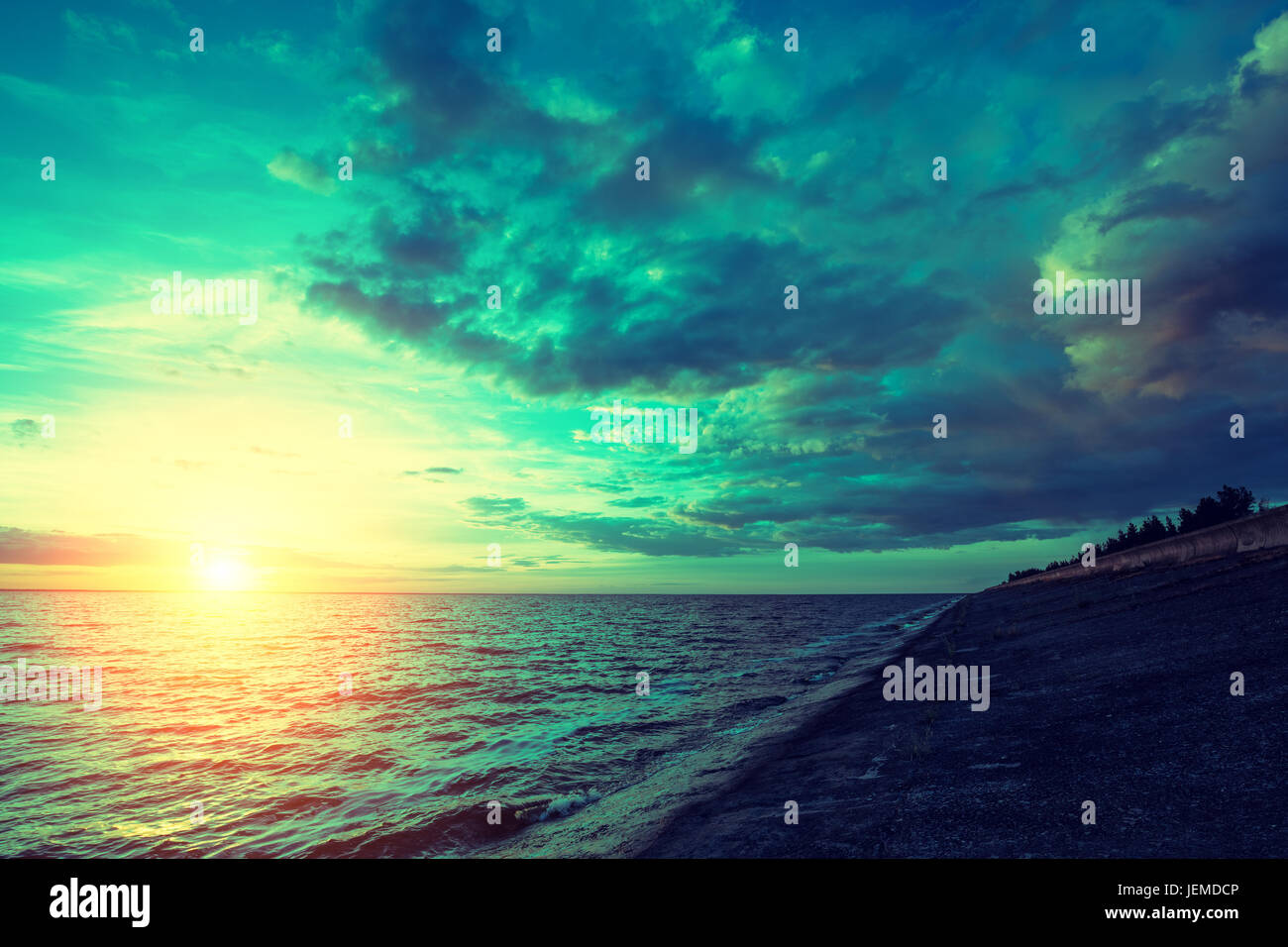 Früh morgens, Sonnenaufgang über dem Meer Stockfoto