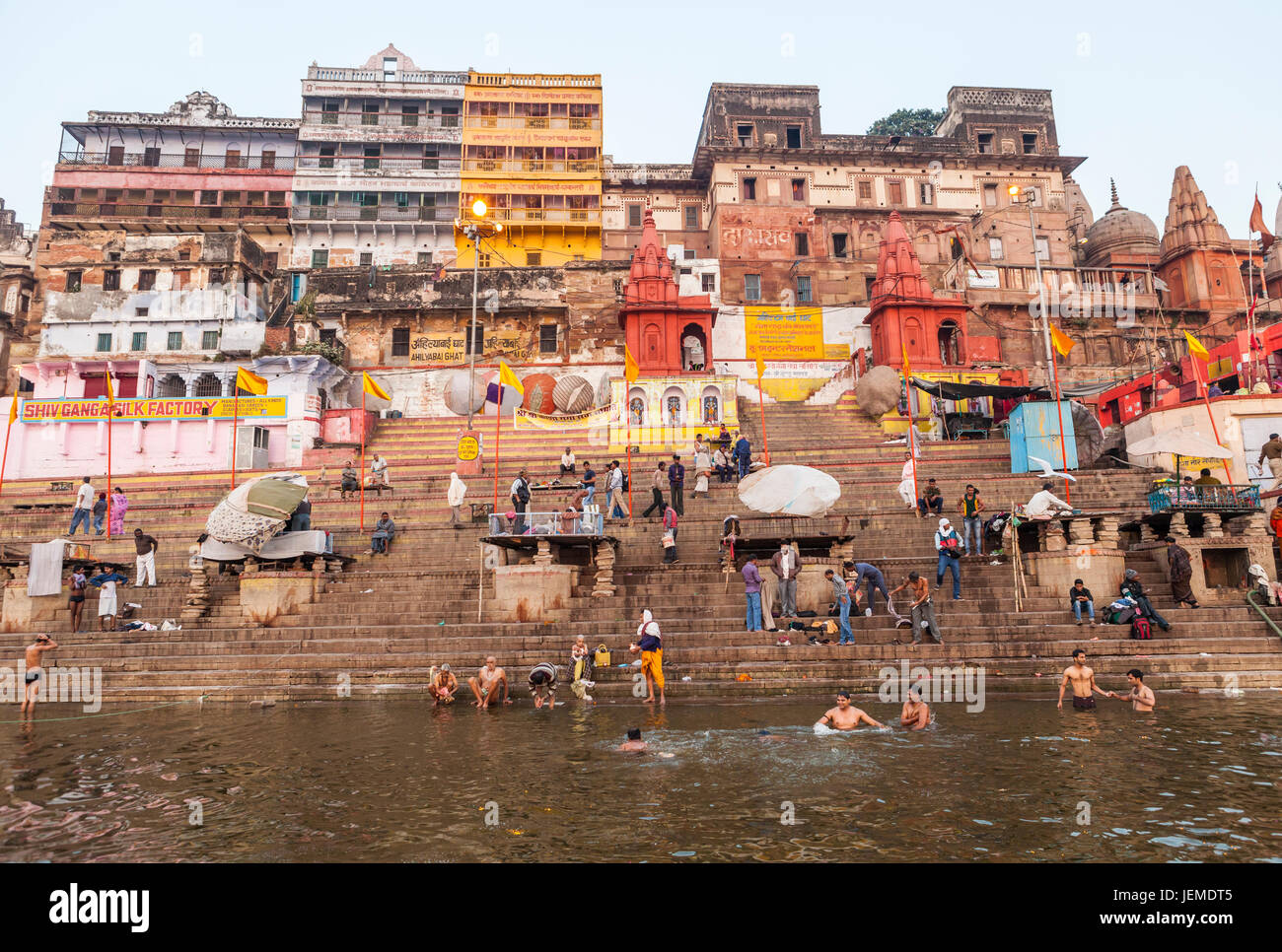 Badegäste, Pilger und Gläubige entlang des Flusses Ganges in Varanasi, Uttar Pradesh, Indien. Stockfoto