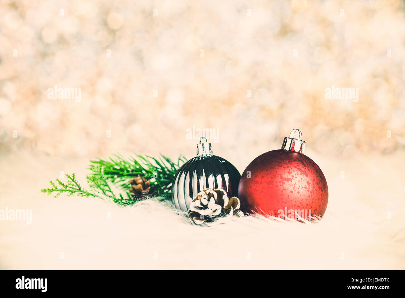Close-up-Gruppe von glänzenden Weihnachtskugel auf weißem Fell am funkelnden Bokeh abstrakt zu verwischen, Hintergrund, saisonale Grußkarte Urlaub, lassen Raum für das Hinzufügen von Stockfoto