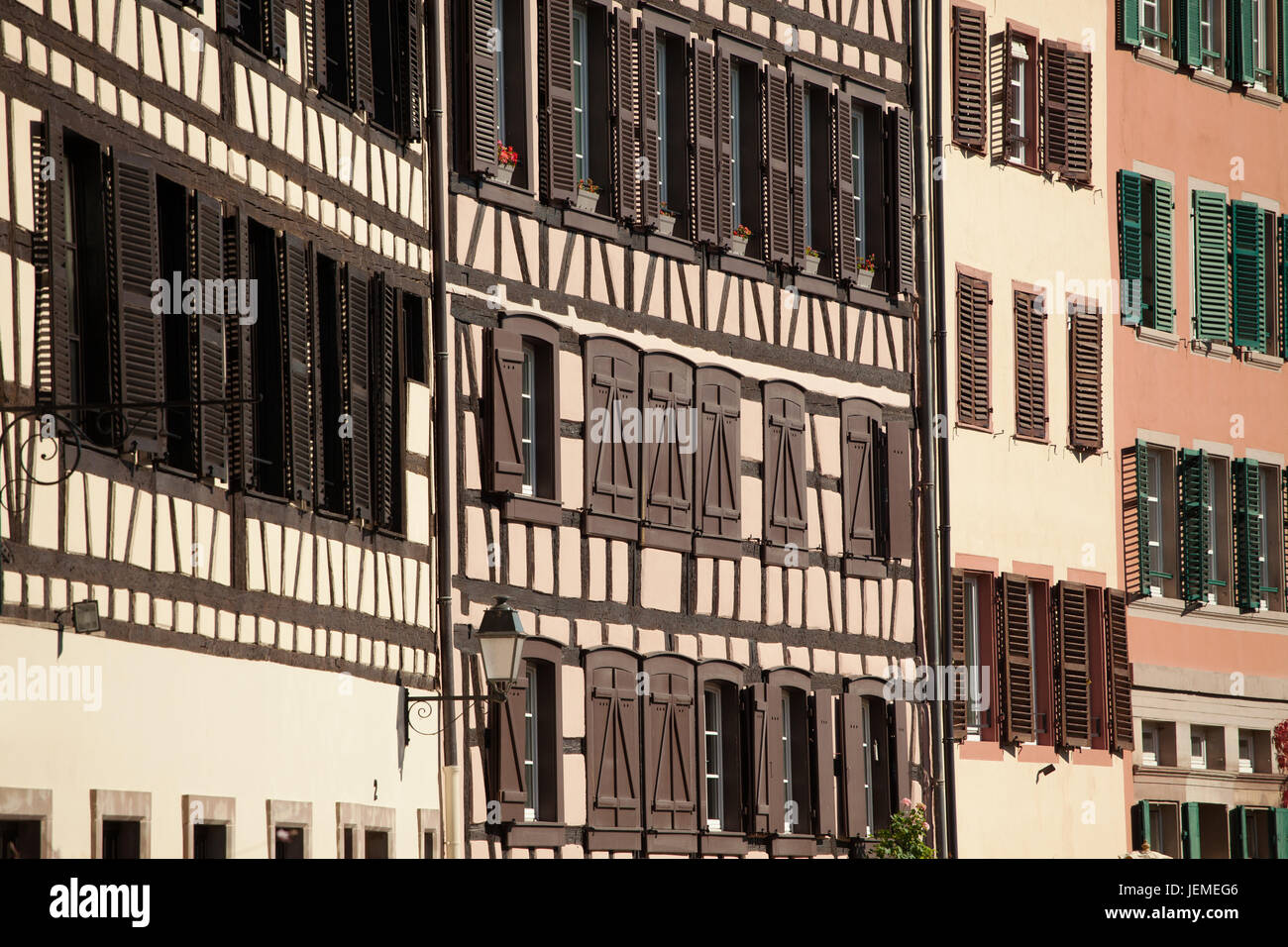 Sommertag an der Street - Fassaden am sonnigen Tag; Straßburg, Frankreich; Stockfoto