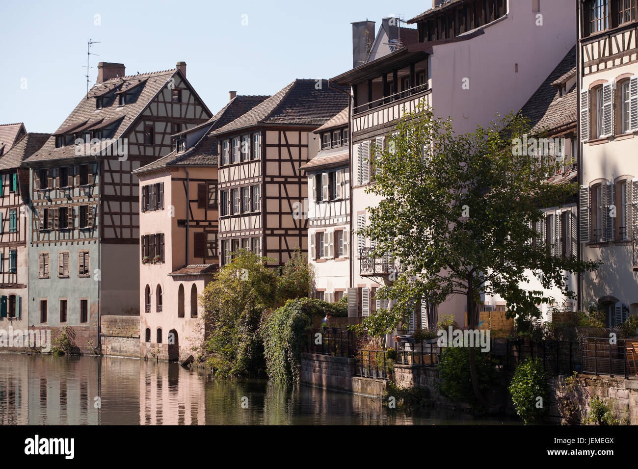 Straßburg, Frankreich; Stadtszene - alte Häuser an den Grachten am sonnigen Tag; Stockfoto