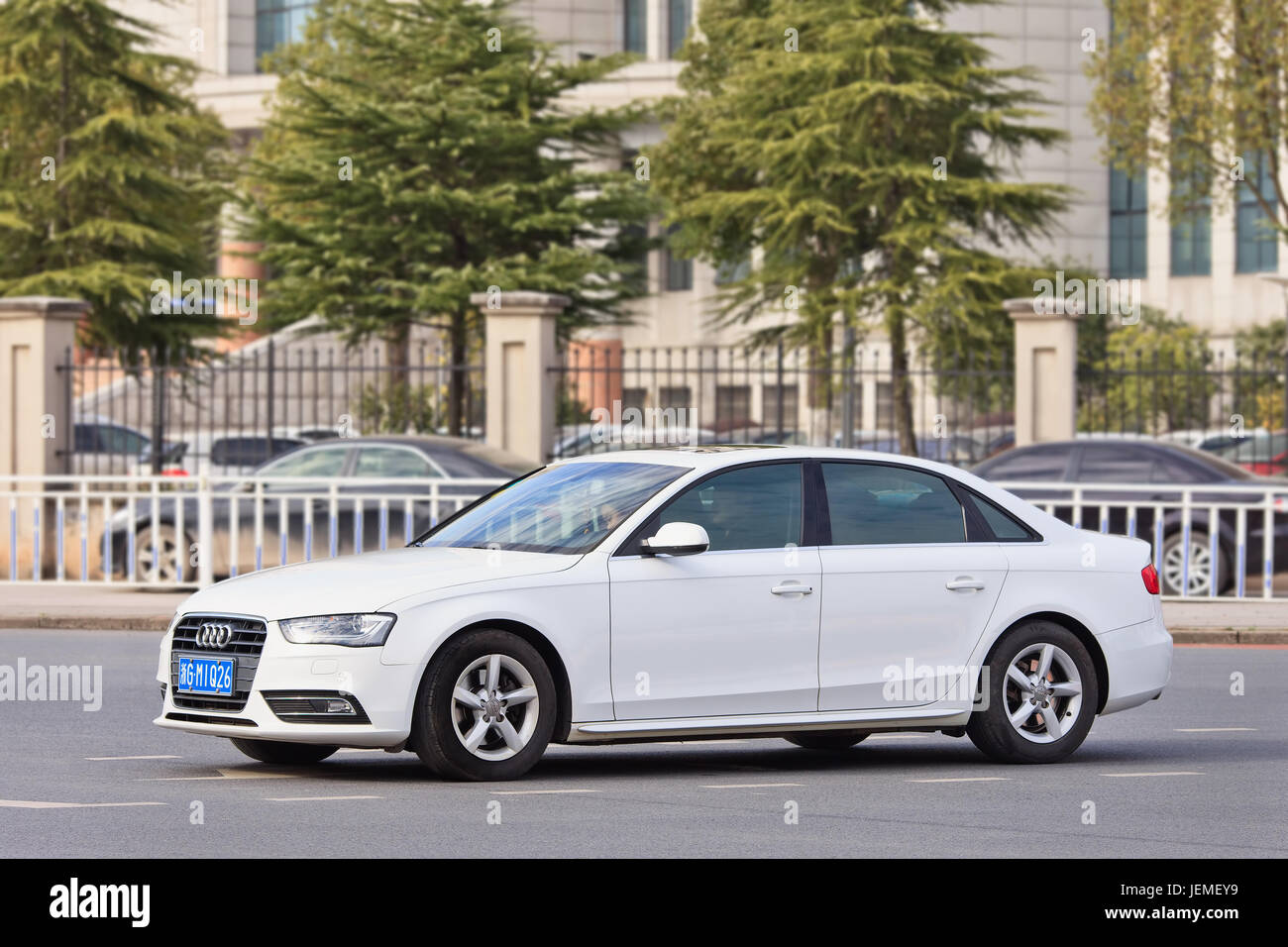 Weiß Audi A4 Limousine. China bildet fast ein Drittel der Audi Sales, und  das deutsche Auto-maker hält die beherrschende Stellung in China's Premium  Car Segment Stockfotografie - Alamy