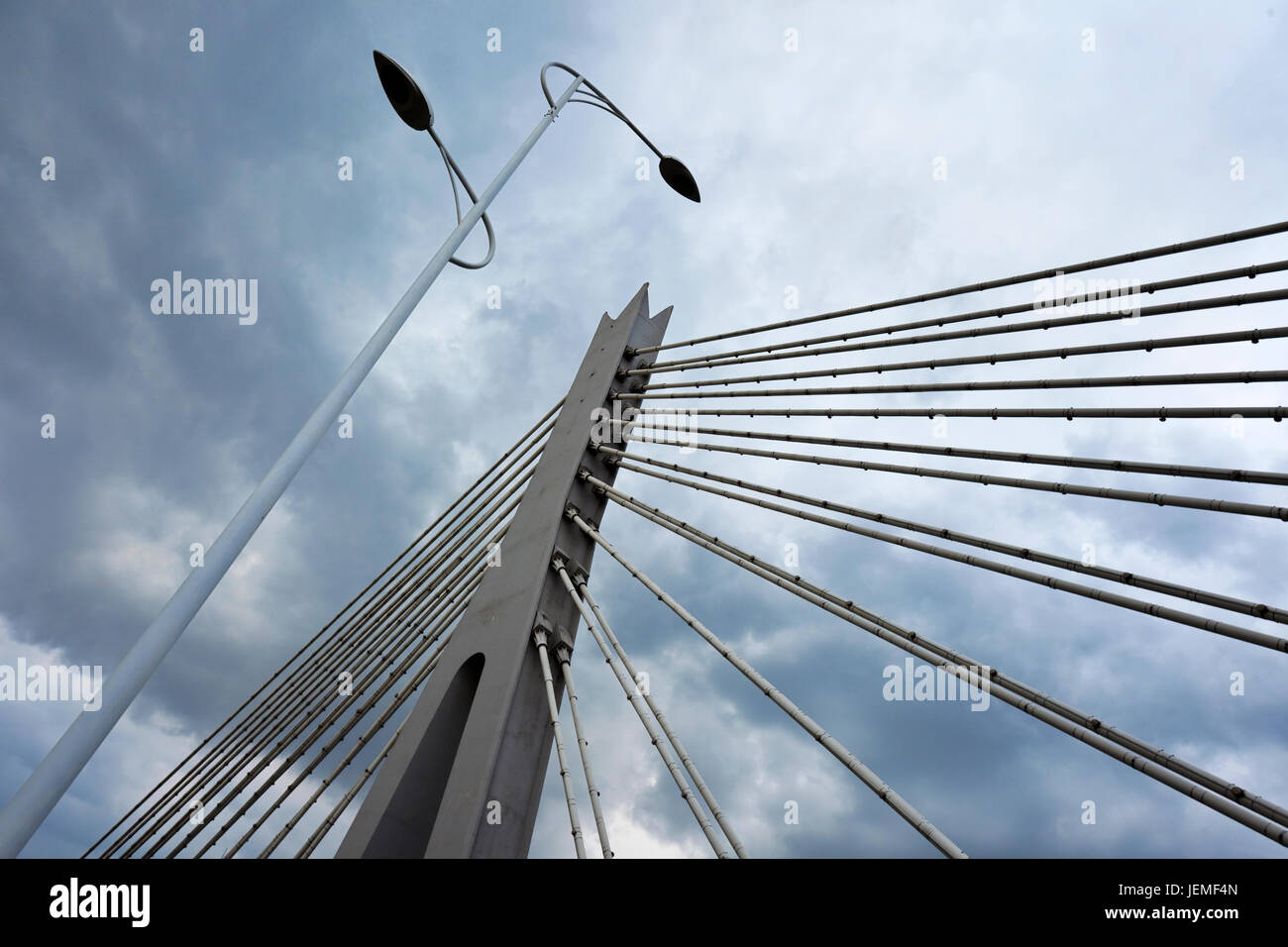 Pfeiler einer Brücke mit Stahl spannseile vor blauem Himmel bedrohlich. Stockfoto