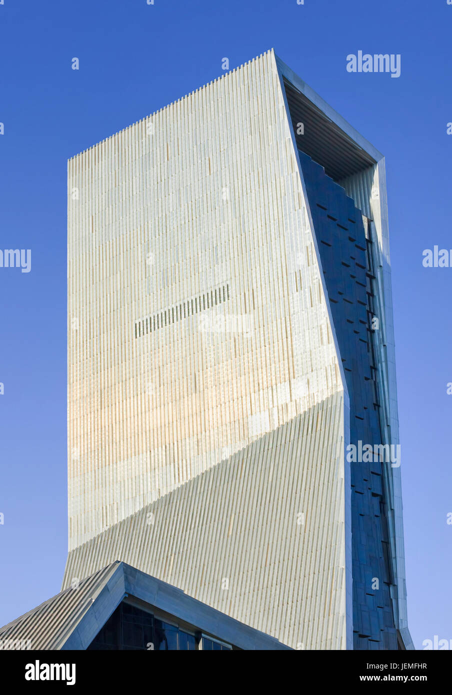 Peking - 15. AUGUST 2008. Die 159 Meter Beijing Television Cultural Center. Eine massive Flamme zerstört das Gebäude am 9. Februar 2009. Stockfoto