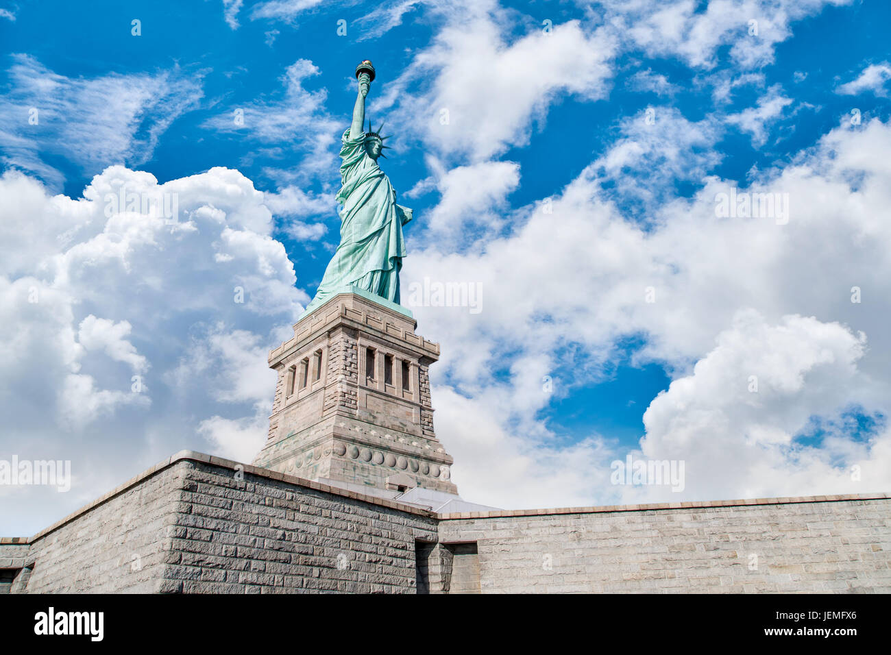 Freiheitsstatue mit bewölktem Himmel Stockfoto