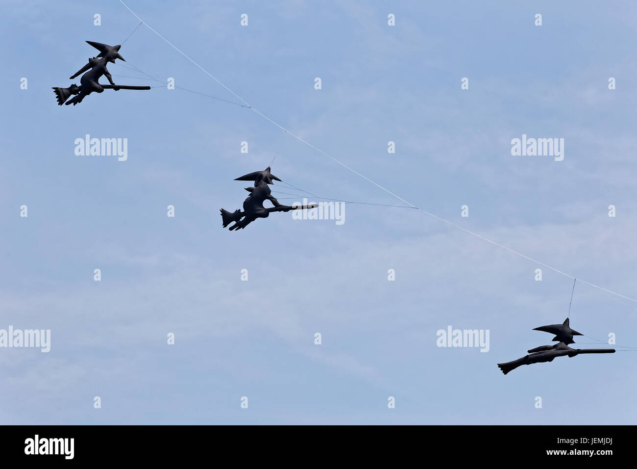 fliegende Drachen, drei schwarze Hexen auf Besen Stockfoto