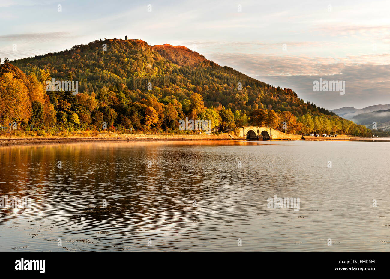 Die alte Brücke in Inveraray mit Dun Corr Bhile im Hintergrund Stockfoto