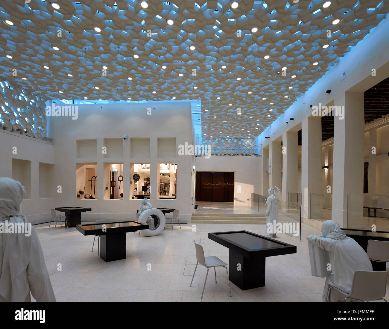 Ausstellungsfläche nach hinten. Gästehaus, Doha, Katar. Architekt: John McAslan und Partner, 2016. Stockfoto