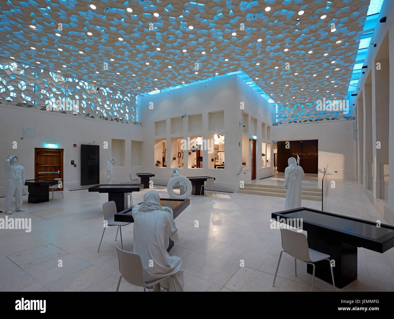 Ausstellungsfläche nach hinten. Gästehaus, Doha, Katar. Architekt: John McAslan und Partner, 2016. Stockfoto