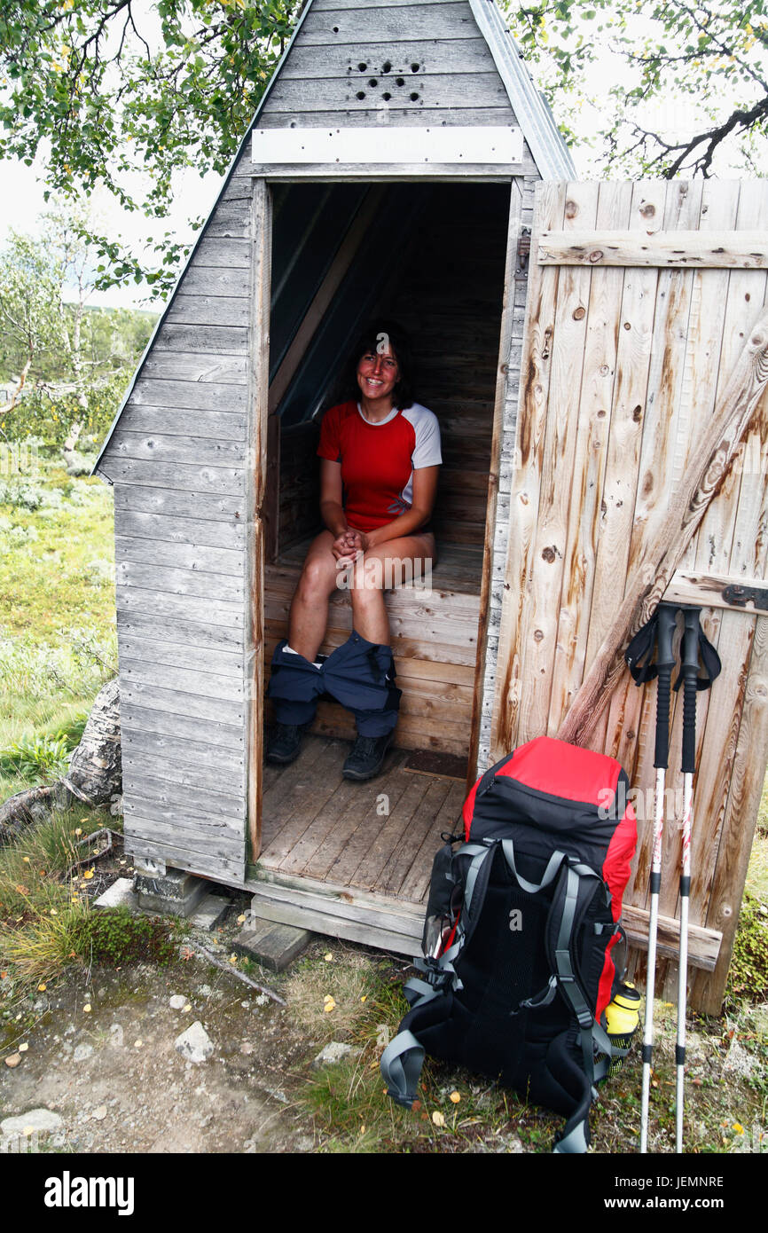 Junge Auf Outdoor Toilette / Dritte Schultoilette Kommt Das Diverse Klo Fur Kinder Brigitte De