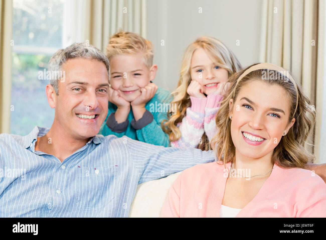 Glückliche Familie zusammen sitzen Stockfoto