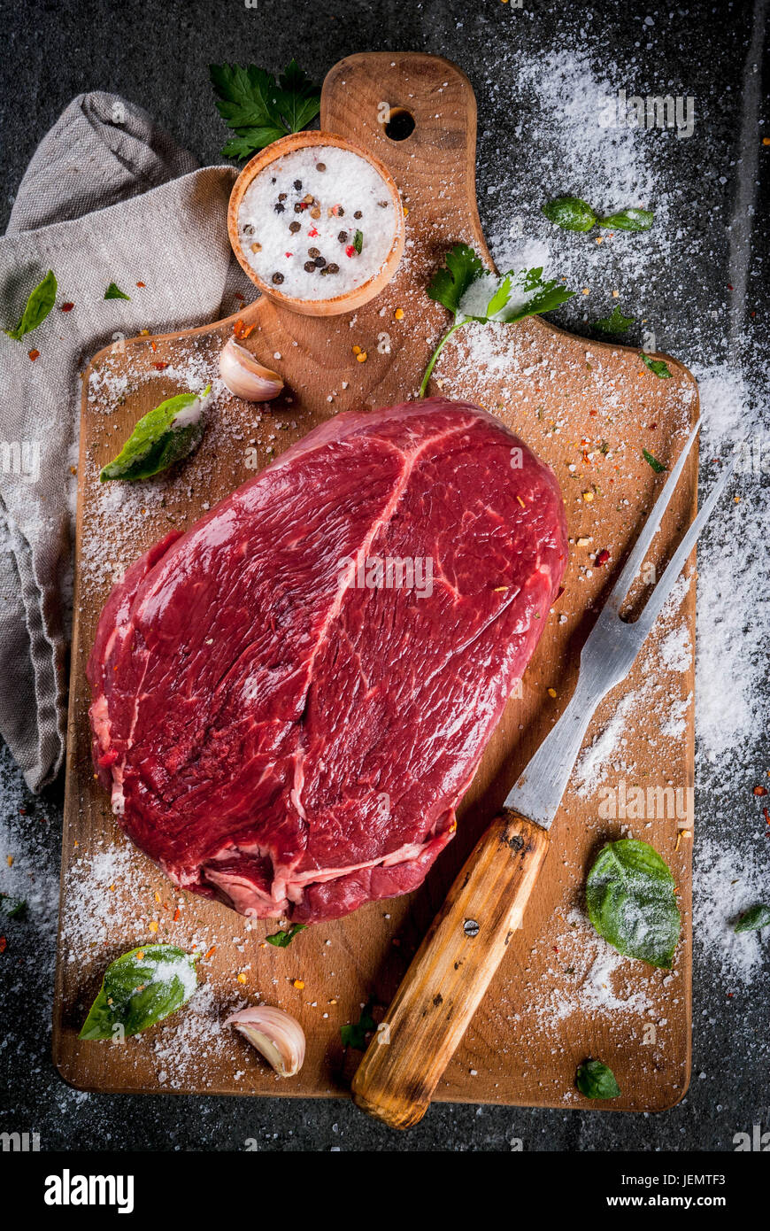 Fleisch. Rind, Kalb. Frisches rohes Rinderfilet, Stück ohne Knochen. Zum Braten, Grillen, Grill. Schneiden Sie in Steaks ganze. Auf schwarzen Steintisch, Schneidebrett Stockfoto
