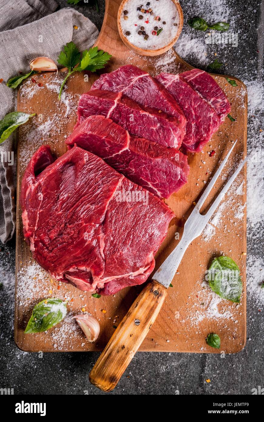 Fleisch. Rind, Kalb. Frisches rohes Rinderfilet, Stück ohne Knochen. Zum Braten, Grillen, Grill. Schneiden Sie in Steaks ganze. Auf schwarzen Steintisch, Schneidebrett Stockfoto