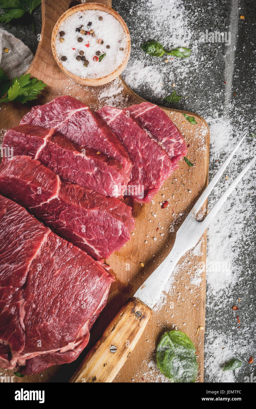 Fleisch. Rind, Kalb. Frisches rohes Rinderfilet, Stück ohne Knochen. Zum Braten, Grillen, Grill. Schneiden Sie in Steaks ganze. Auf schwarzen Steintisch, Schneidebrett Stockfoto