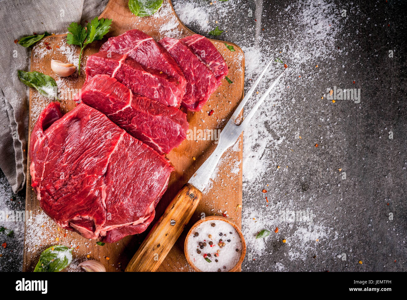 Fleisch. Rind, Kalb. Frisches rohes Rinderfilet, Stück ohne Knochen. Zum Braten, Grillen, Grill. Schneiden Sie in Steaks ganze. Auf schwarzen Steintisch, Schneidebrett Stockfoto