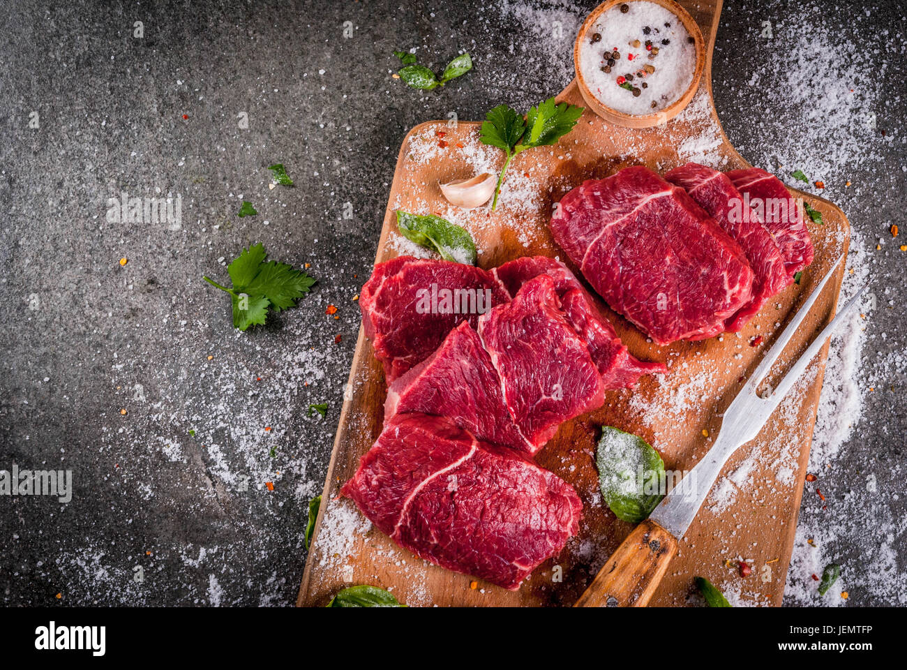 Fleisch. Rind, Kalb. Frisches rohes Rinderfilet, Stück ohne Knochen. Zum Braten, Grillen, Grill. Schneiden Sie in Steaks ganze. Auf schwarzen Steintisch, Schneidebrett Stockfoto
