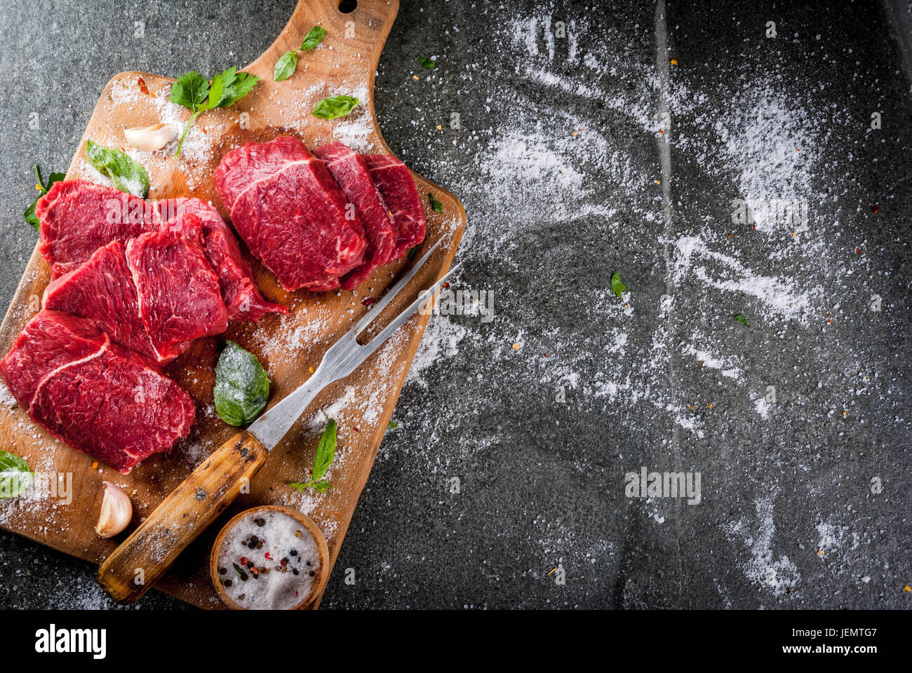 Fleisch. Rind, Kalb. Frisches rohes Rinderfilet, Stück ohne Knochen. Zum Braten, Grillen, Grill. Schneiden Sie in Steaks ganze. Auf schwarzen Steintisch, Schneidebrett Stockfoto