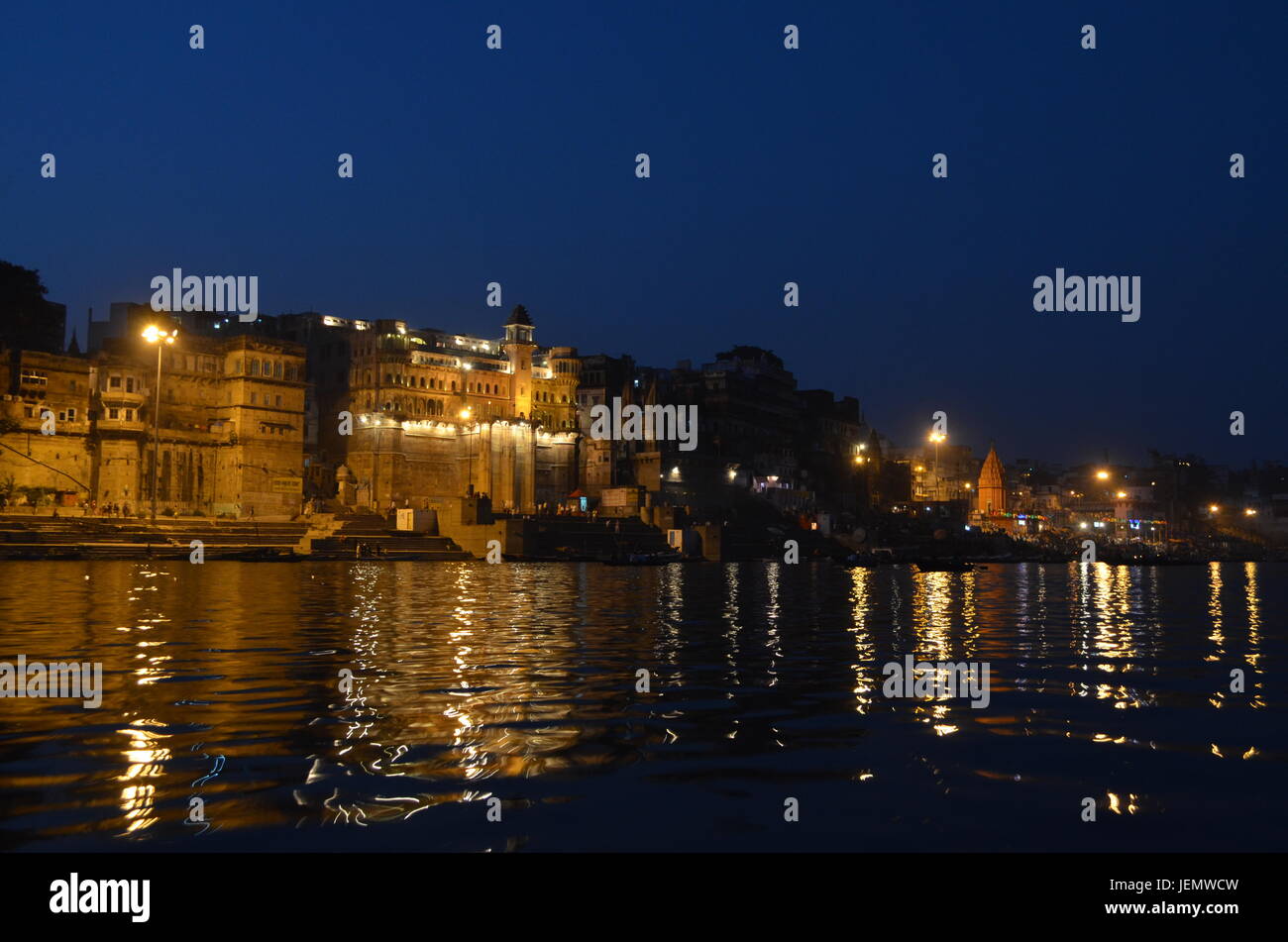 Nacht-Licht-Reflektionen in den Ganges in Varanasi, Indien Stockfoto