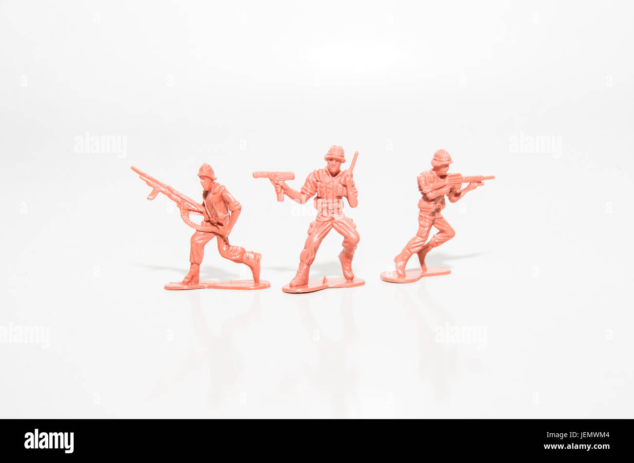 Spielzeugsoldaten ziegelrot auf weißem Hintergrund Stockfoto