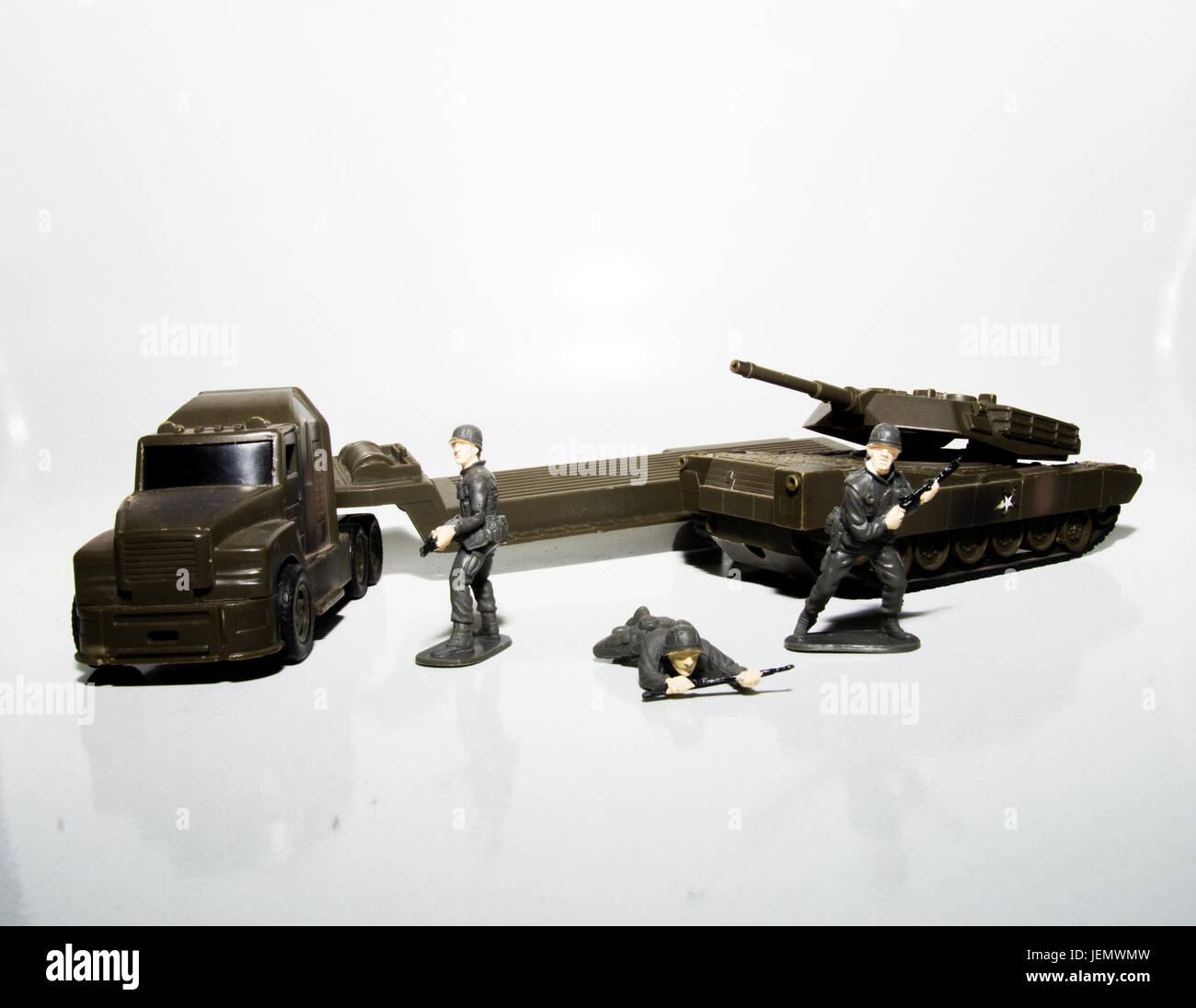 Farbige Spielzeugsoldaten mit einem LKW und Panzer Stockfoto