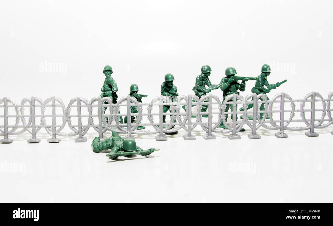Grüne Plastikspielzeug Soldaten im Kampf Stockfoto