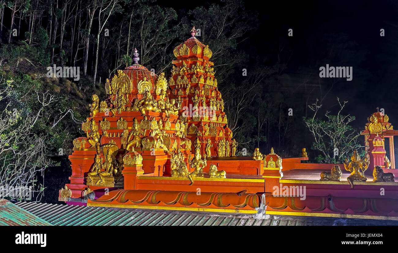 Die hell beleuchteten Vimana und Shikhara Türmen mit goldenen Skulpturen sind in dunkler Nacht gesehen, Seetha Amman Hindu-Tempel, Nuwara Eliya, Sri Lanka. Stockfoto