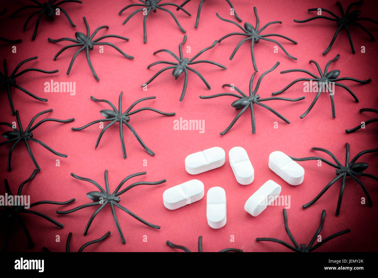 Spinnen in Kapseln, Konzept-Phobie zu Arzneimitteln Stockfoto