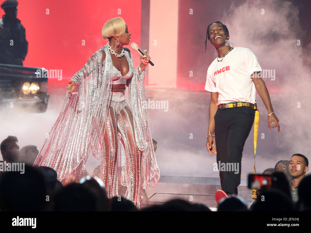 LOS ANGELES, CA - 25 Juni: Blige und so schnell wie möglich Rocky an BET Awards 17 Show in der Microsoft-Theater in Los Angeles, Kalifornien am 25. Juni 2017. Bildnachweis: Faye lernen/MediaPunch Stockfoto