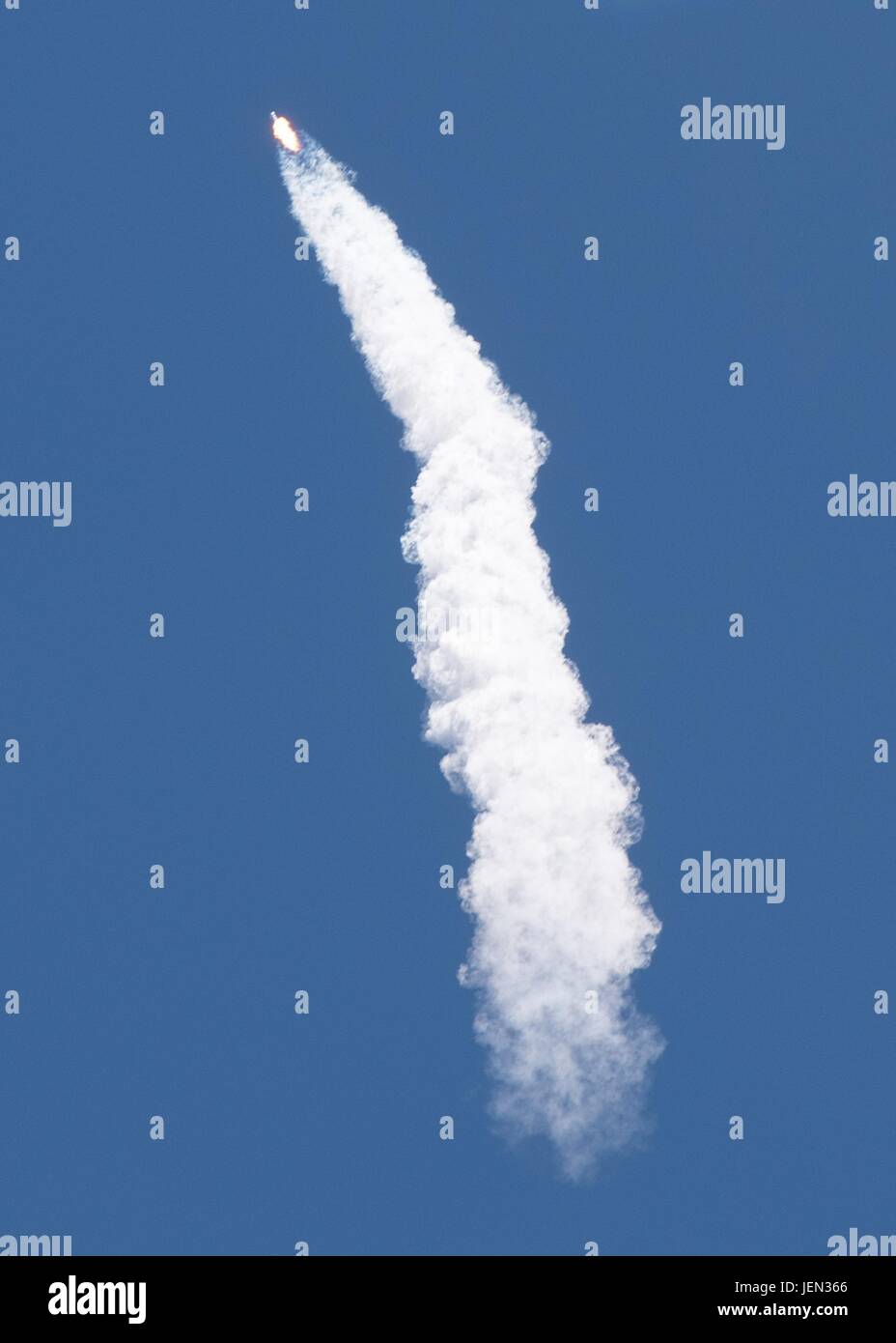 Vandenberg Air Force Base, Kalifornien, USA. 25. Juni 2017. Die SpaceX Falcon 9 Rakete Blasten in den Himmel tragen zehn Iridium Kommunikationssatelliten für den Einsatz im Raum von Vandenberg Air Force Base 25. Juni 2017 in der Nähe von Lompoc, Kalifornien. Nach dem Start der Falcon erste Stufe Booster die Rückkehr zur Erde Landung erfolgreich auf einer Recovery-Plattform in den Pazifischen Ozean. Bildnachweis: Planetpix/Alamy Live-Nachrichten Stockfoto