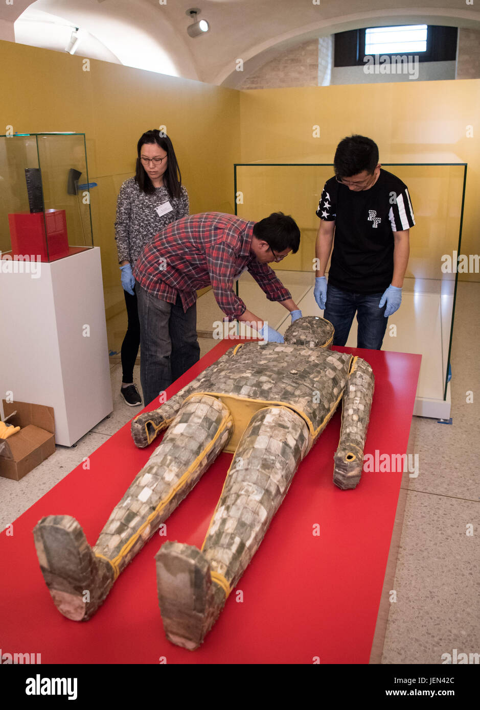 Chinesische Museumsarbeiter montieren eine 2000 Jahre alte jade Kleidungsstück im Besitz von Xuzhou Museum in China für die kommende "China und Ägypten: Waage der Welt" Ausstellung (06.07.17-03.12.17) in das neue Museum in Berlinm Deutschland, 26. Juni 2017. Marmormöbeln aus dem alten China und Ägypten werden zum ersten Mal für die Ausstellung zusammen angezeigt. Viele der Artikel auf Show werden zum ersten Mal in Europa. Foto: Bernd von Jutrczenka/dpa Stockfoto