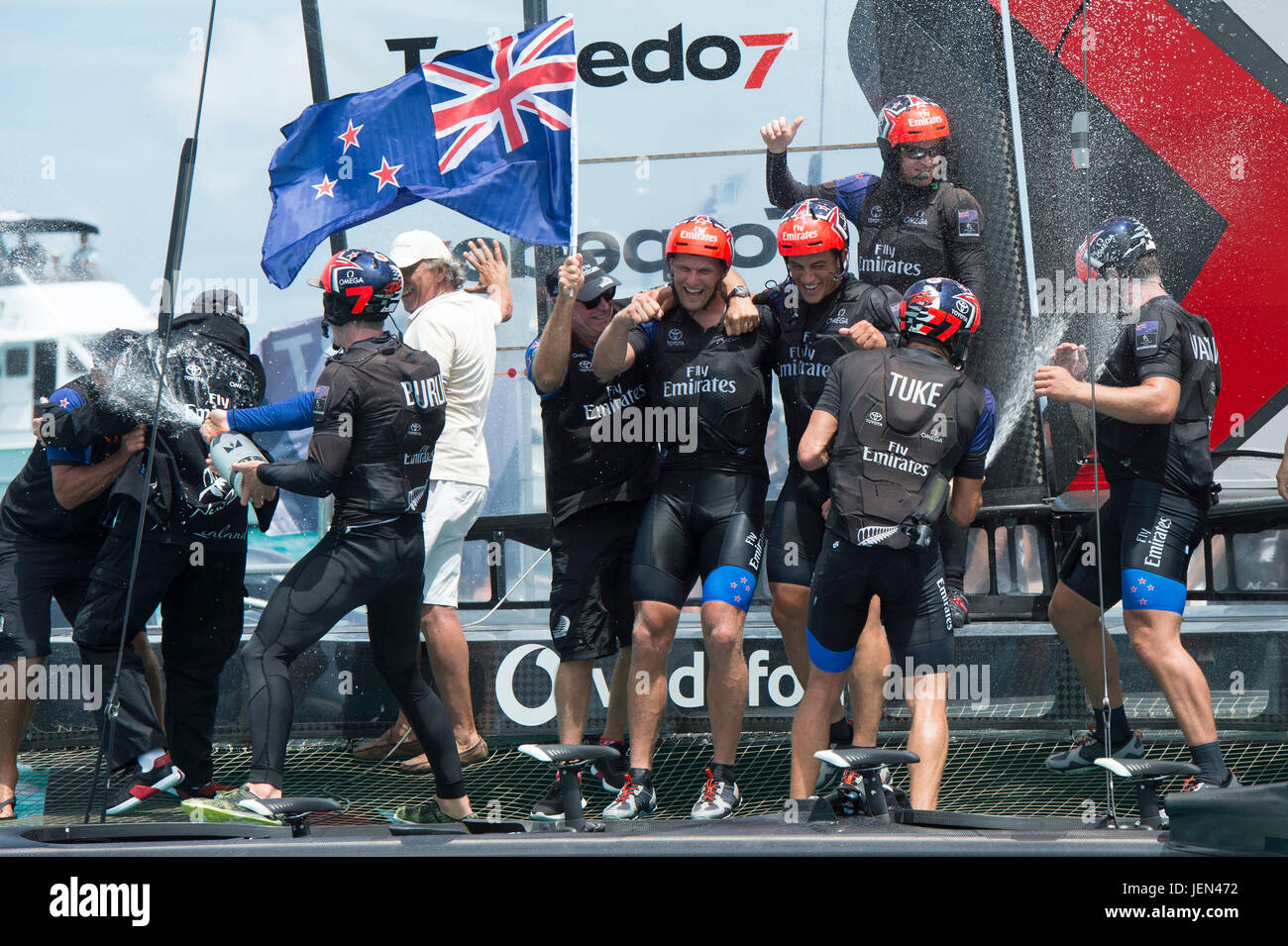 Toller Sound, Bermuda. 26. Juni 2017. Emirates Team New Zealand gewinnt Rennen neun der America Cup zu gewinnen. Steuermann Peter Burling und Trimmer Blair Tuke spray Moet Champagner zu feiern. Bildnachweis: Chris Cameron/Alamy Live-Nachrichten Stockfoto