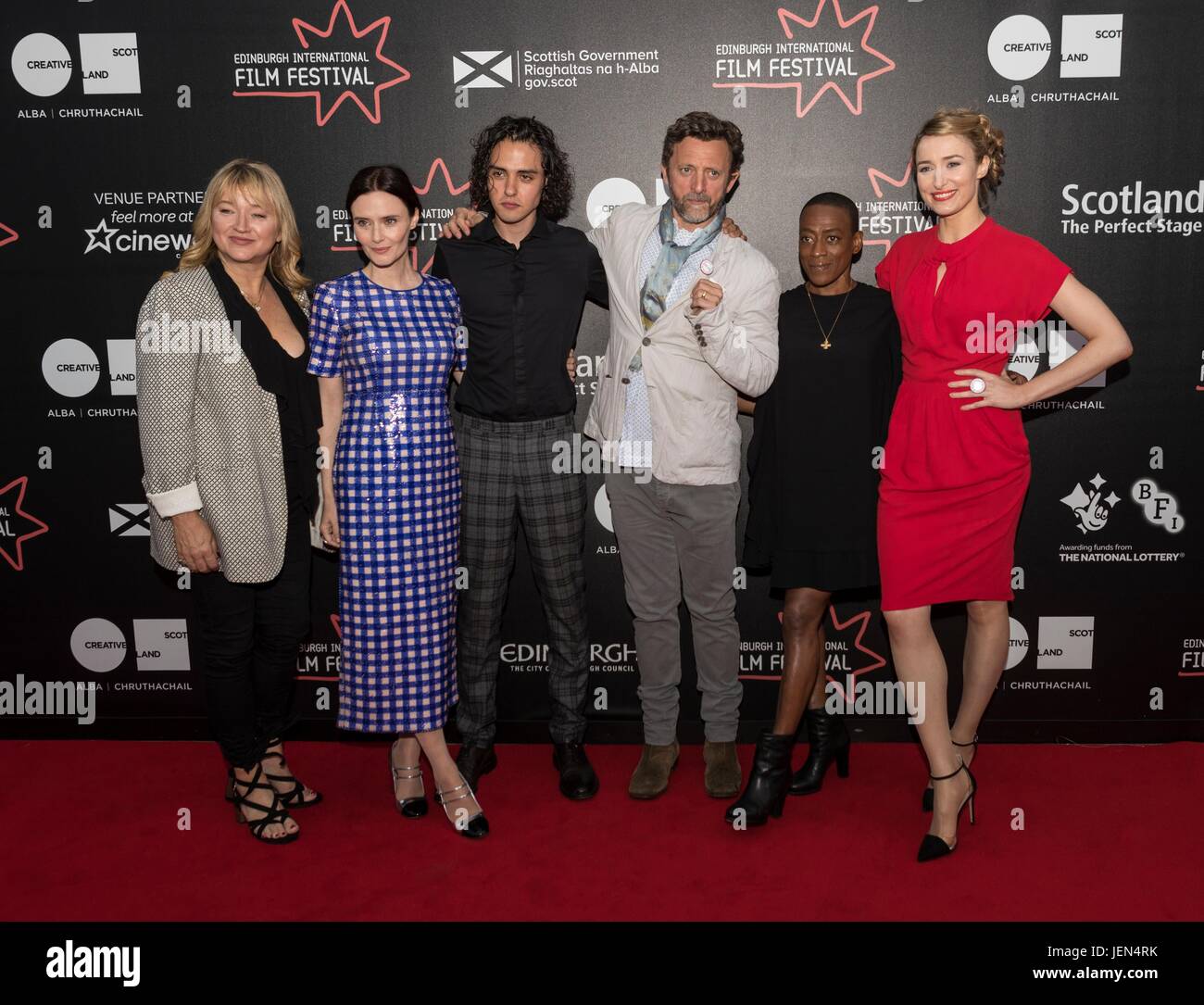 Edinburgh, Schottland. 26. Juni 2017. Fototermin für die dunklen Meile unter der Regie von Gary Liebe auf dem Edinburgh International Film Festival im Bild: Rebecca Calder, Finlay MacMillan, Gary Liebe, Marcia Rose, Deirdre Mullins Credit: Rich Dyson/Alamy Live News Stockfoto