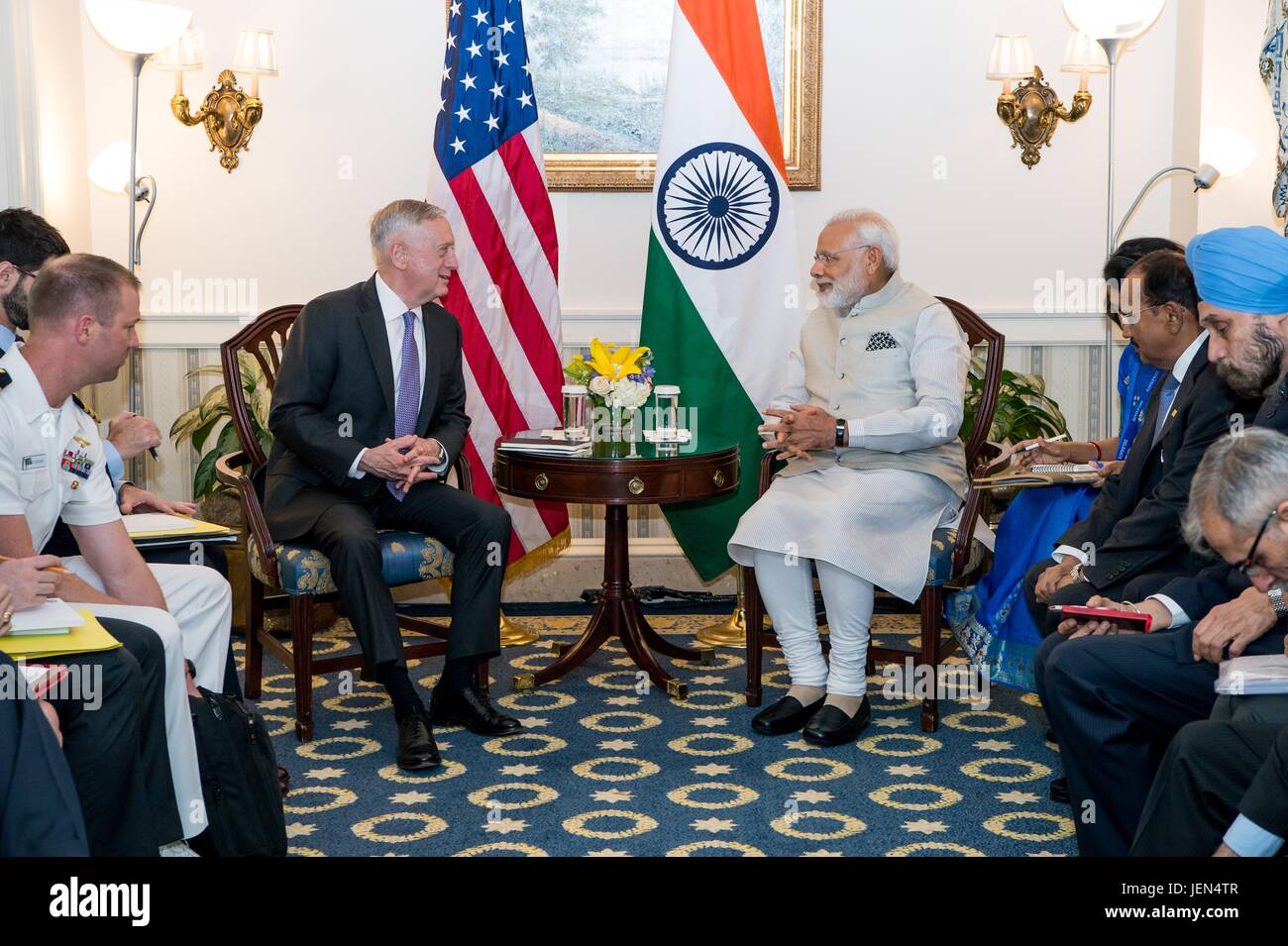 Washington, Vereinigte Staaten von Amerika. 26. Juni 2017. Der indische Premierminister Narendra Modi, richtige, während ein bilaterales Treffen mit US-Verteidigungsminister James Mattis 26. Juni 2017 in Washington, DC Credit: Planetpix/Alamy Live News Stockfoto
