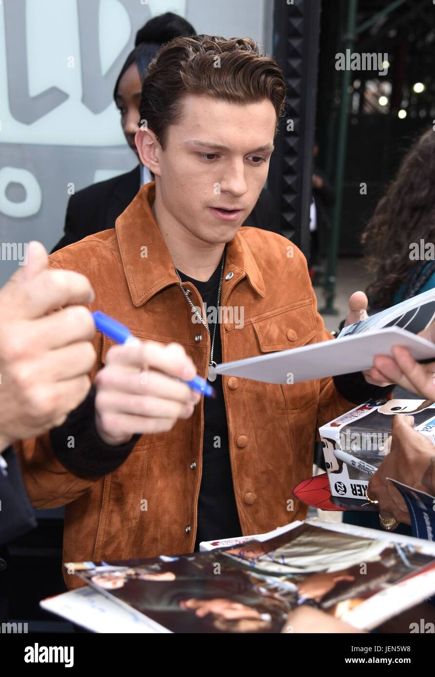 New York, NY, USA. 26. Juni 2017. Tom Holland unterwegs für Promi-Schnappschüsse - Mo, New York, NY 26. Juni 2017. Bildnachweis: Derek Sturm/Everett Collection/Alamy Live-Nachrichten Stockfoto