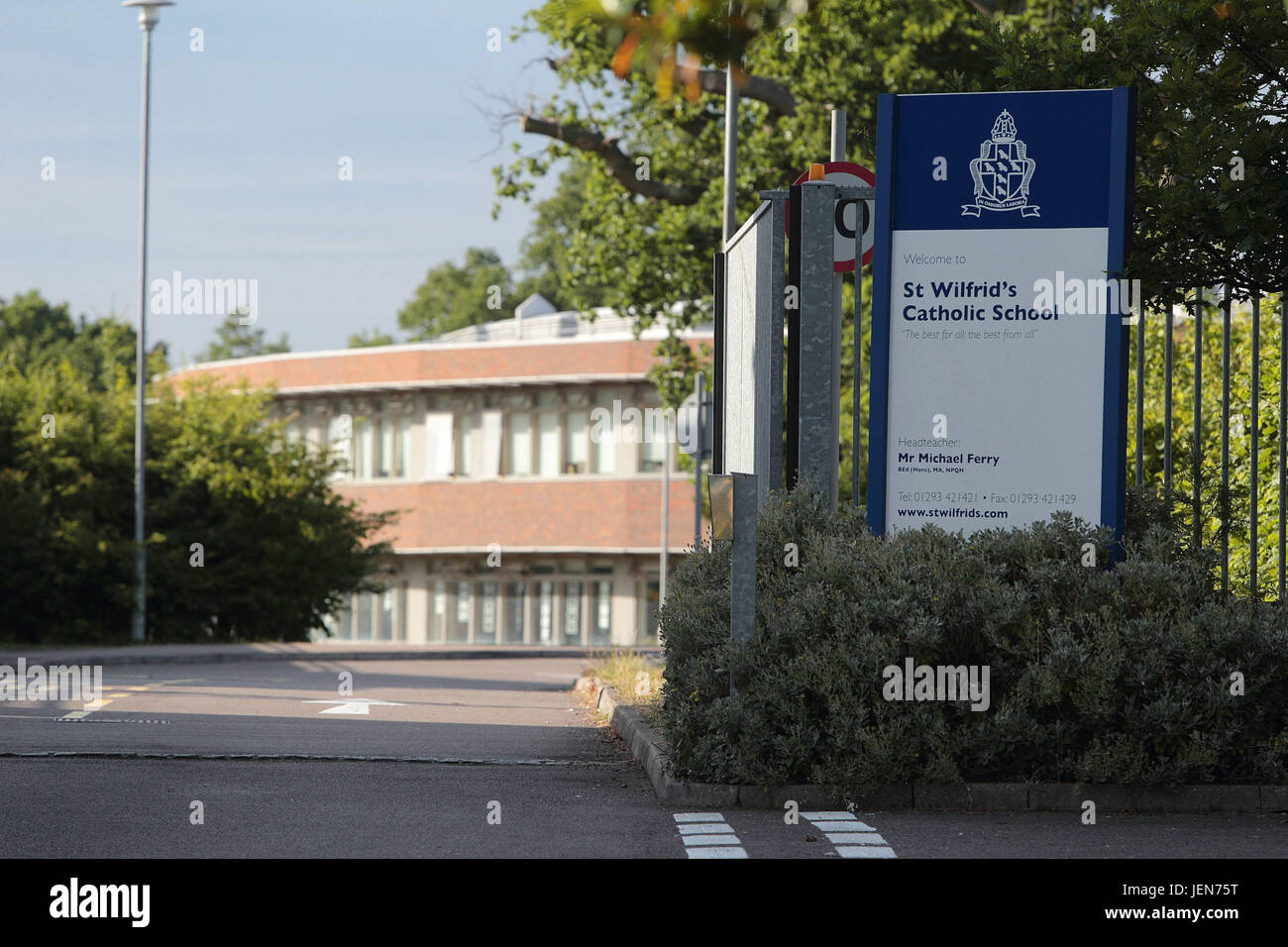 St Wilfrid katholische Schule, Crawley West Sussex, UK. 26. Juni 2017. Schulleiter stehen beschuldigt wird versucht, den allgemeinen Wahlen von angreifenden Tory Politik zu beeinflussen. Familien wurden eine Reihe von politischen Botschaften – per Post und in den sozialen Medien – im Vorfeld der Volksabstimmung am 8. Juni geschickt. St Wilfrid Catholic School der Anti-Tory-Tweet verschickt. Es veröffentlicht am 21. April: "Was ist mit Bildung, psychische Gesundheit Dienstleistungen, NHS, soziale Betreuung, immer noch konservative Stimmen?" Bildnachweis: Nigel Bowles/Alamy Live-Nachrichten Stockfoto