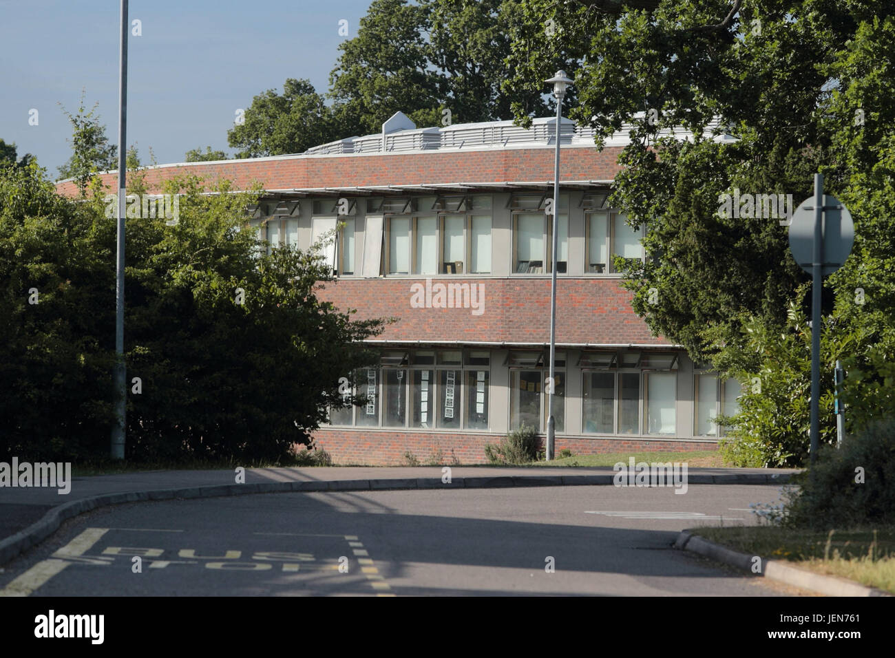 St Wilfrid katholische Schule, Crawley West Sussex, UK. 26. Juni 2017. Schulleiter stehen beschuldigt wird versucht, den allgemeinen Wahlen von angreifenden Tory Politik zu beeinflussen. Familien wurden eine Reihe von politischen Botschaften – per Post und in den sozialen Medien – im Vorfeld der Volksabstimmung am 8. Juni geschickt. St Wilfrid Catholic School der Anti-Tory-Tweet verschickt. Es veröffentlicht am 21. April: "Was ist mit Bildung, psychische Gesundheit Dienstleistungen, NHS, soziale Betreuung, immer noch konservative Stimmen?" Bildnachweis: Nigel Bowles/Alamy Live-Nachrichten Stockfoto