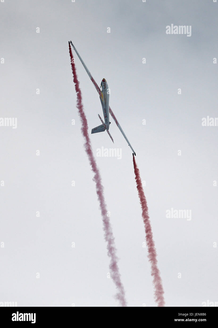 Luca Bertossio (Tricesimo, 24 Januar 1990) Ã¨ un Aviatore Italiano Che Pratica la Disciplina dell'acrobazia Aerea in Aliante eine Livello Raum kommen Azzurro Dalla Nazionale Italiana Ed eine Livello Professionale Pilota Ufficiale Red Bull e Testimonial pro l ' Europa di CITIZEN Uhren.  Svolge AttivitÃ Acrobatica Fissa Presso ich Centri Nazionali di Acrobazia in Aliante di Premariacco (UD) e Torre Alfina (VT), kommen Istruttore Presso l Glider Aerobatic Akademie Presso Williams, CA (USA).  Ãˆ il primo Italiano eine Conquistare 6 Medaglie d ' Oro e due d ' Argento della FAI pro la Discipl Stockfoto