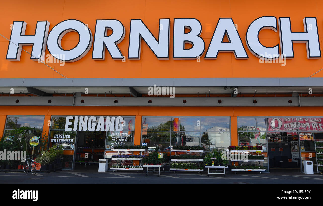 Blick auf ein Baumarkt der Firma Hornbach in Darmstadt, Deutschland, 26