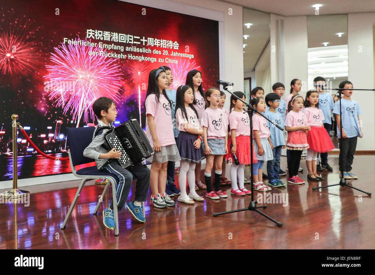 Berlin, Deutschland. 26. Juni 2017. Kinder singen ein Lied im Rahmen eines Empfangs, den 20. Jahrestag des Hong Kong Rückkehr nach China bei der chinesischen Botschaft in Berlin, Hauptstadt Deutschlands, am 26. Juni 2017 zu feiern. Bildnachweis: Shan Yuqi/Xinhua/Alamy Live-Nachrichten Stockfoto