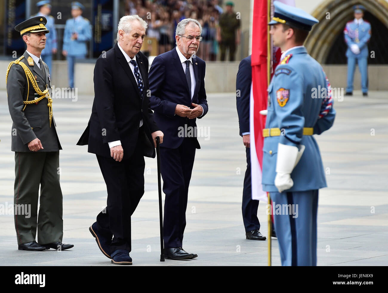 Tschechische Präsident Milos Zeman (zweiter von links) begrüßt Bundespräsident Alexander Van der Bellen (Dritter von links) bei seinem offiziellen Besuch auf der Prager Burg in Prag, Tschechische Republik, am 27. Juni 2017. (CTK Foto/römische Vondrous) Stockfoto