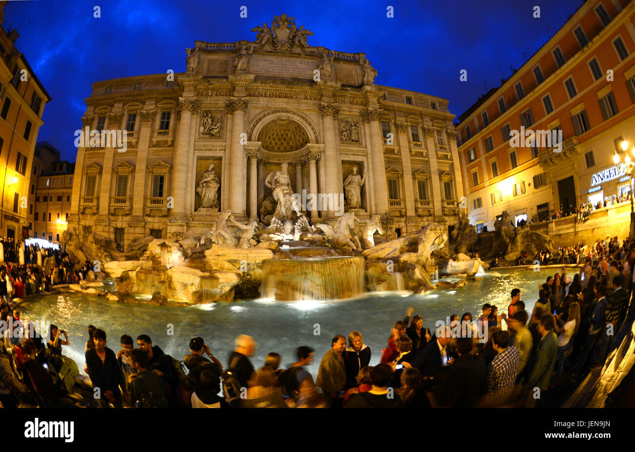 Rom, Italien. 11. Mai 2013. Der Trevi-Brunnen (Fontana del Trevi) ist in der Nacht in Rom, Italien, 11. Mai 2013 abgebildet. Die monumentalen Barockbrunnen vor dem Palazzo Poli wurde entworfen und gebaut nach Entwürfen von Nicola Salvi von 1732 bis 1762. Foto: Waltraud Grubitzsch - Achtung! KEIN KABEL-SERVICE - | weltweite Nutzung/Dpa/Alamy Live-Nachrichten Stockfoto