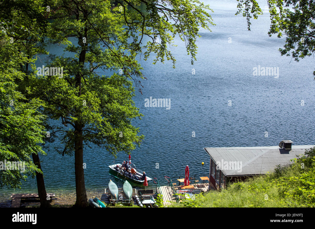 Feldberg, Deutschland. 17. Juni 2017. Fährmann Thomas Voigtlaender bringt Touristen über den "Schmaler Luzin" See mit seiner Fähre "Anna Lena", Whichs wird an einem Seil gezogen. Die Fährverbindung im Naturpark "Feldberger Seenlandschaft" existiert seit mehr als 100 Jahren. Foto: Jens Büttner/Dpa-Zentralbild/ZB/Dpa/Alamy Live News Stockfoto