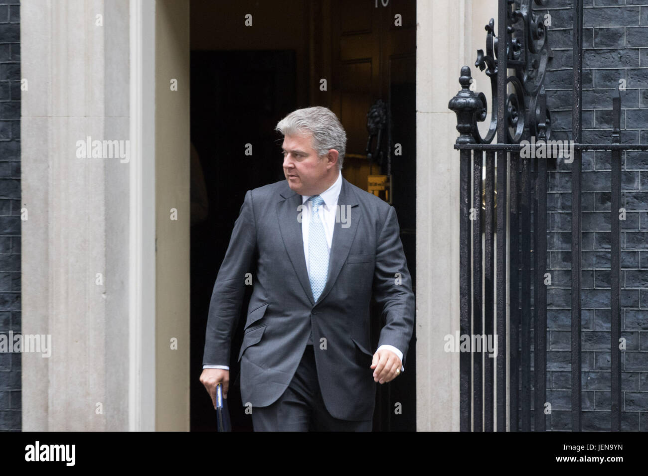 London, UK. 27. Juni 2017. Minister für Einwanderung Brandon Lewis verlässt der wöchentlichen Kabinettssitzung der UK in 10 Downing Street in London. Bildnachweis: Paul Davey/Alamy Live-Nachrichten Stockfoto