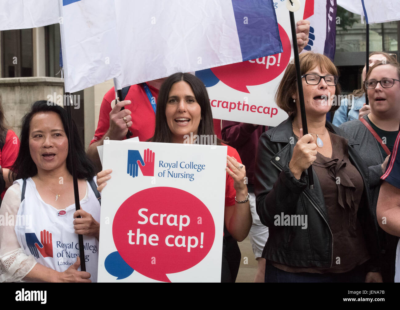 London 27. Juni 2017, Royal College of Nursing Mitglieder außerhalb das Department of Health, London, starten Kampagne gegen die 1 % Pay GAP mit einem Protest von frontline NursesCredit: Ian Davidson/Alamy Live News Stockfoto