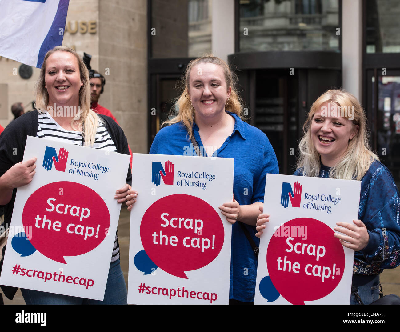 London, 27. Juni 2017, königliche Hochschule der Krankenpflege Mitglieder außerhalb der Abteilung Gesundheit, London, starten Kampagne gegen die 1% Pay Gap mit einem Protest von Frontline Krankenschwestern s Credit: Ian Davidson/Alamy leben Nachrichten Stockfoto